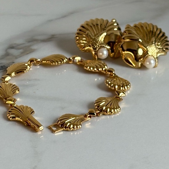 Vintage Avon Seashell Bracelet & Clip Earrings Set Gold Pearl Accent NIB 351 - Picture 4 of 16